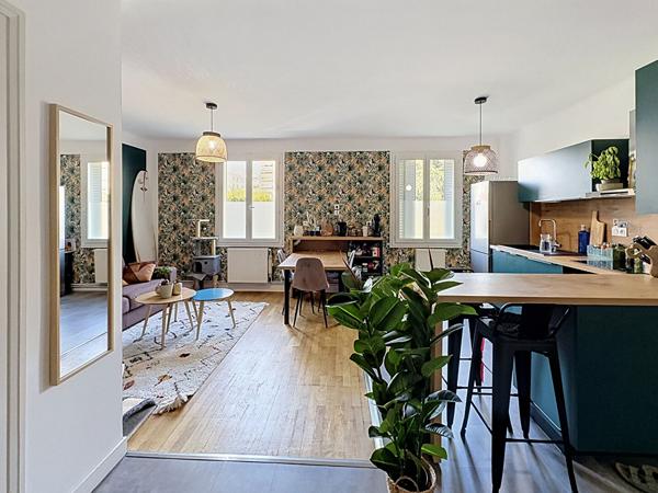 Appartement LYON 8, T2 traversant en très bon état entièrement au calme avec garage et cave