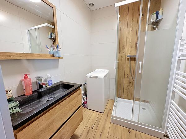 Appartement LYON 8, T2 traversant en très bon état entièrement au calme avec garage et cave