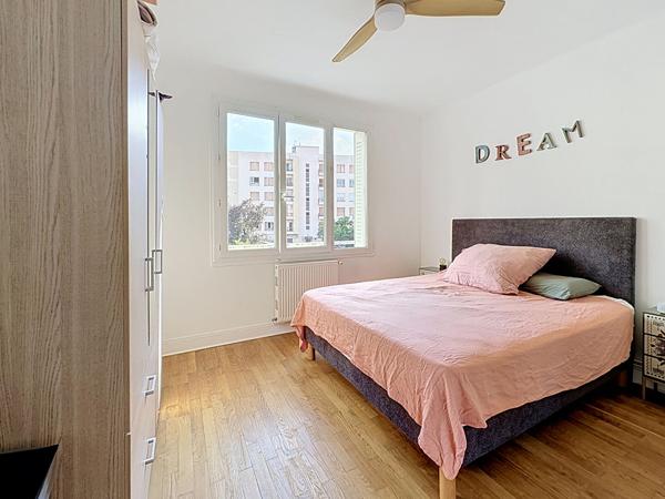 Appartement LYON 8, T2 traversant en très bon état entièrement au calme avec garage et cave