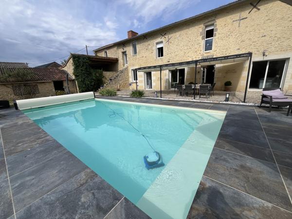 Saint-Varent (79330) ref 92578.Belle Ancienne Seigneurie de 208 m2 avec piscine