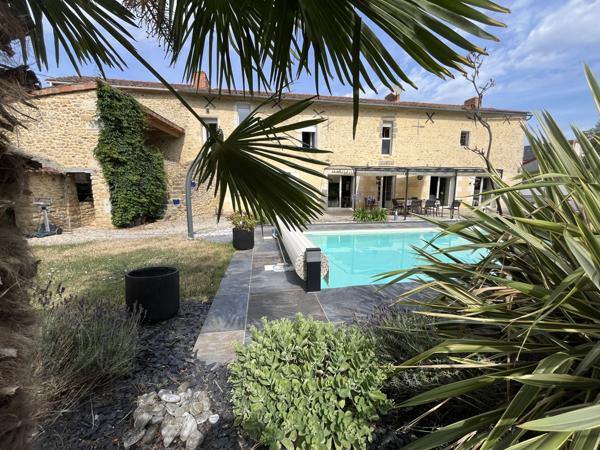 Saint-Varent (79330) ref 92578.Belle Ancienne Seigneurie de 208 m2 avec piscine