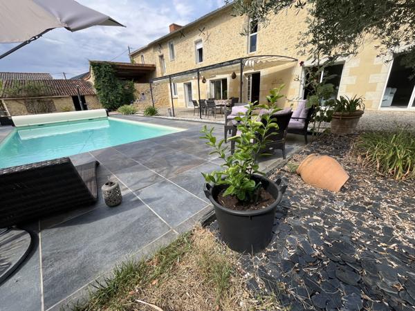 Saint-Varent (79330) ref 92578.Belle Ancienne Seigneurie de 208 m2 avec piscine