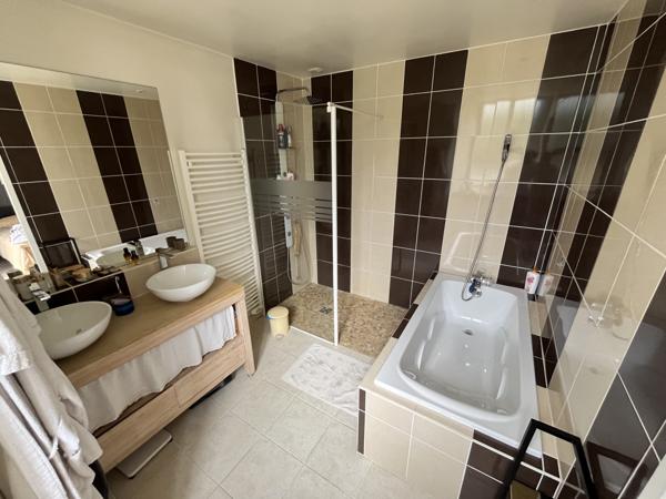 Saint-Varent (79330) ref 92578.Belle Ancienne Seigneurie de 208 m2 avec piscine