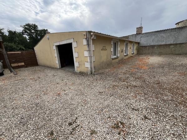 Saint-Varent (79330) ref 92578.Belle Ancienne Seigneurie de 208 m2 avec piscine