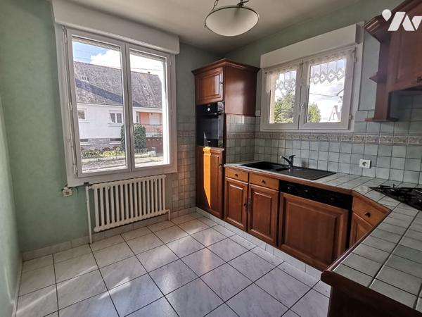 MONTFORT SUR MEU, proche centre-ville, maison de 115 m² hab., 5 chambres, grand garage