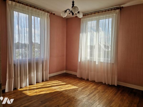 MONTFORT SUR MEU, proche centre-ville, maison de 115 m² hab., 5 chambres, grand garage