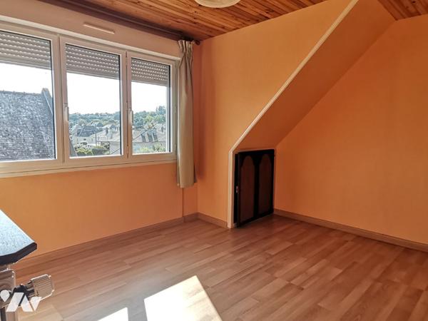 MONTFORT SUR MEU, proche centre-ville, maison de 115 m² hab., 5 chambres, grand garage