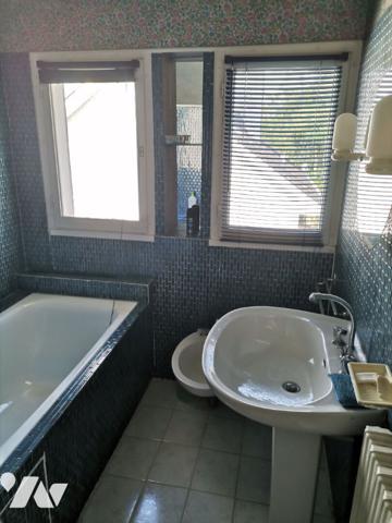 MONTFORT SUR MEU, proche centre-ville, maison de 115 m² hab., 5 chambres, grand garage