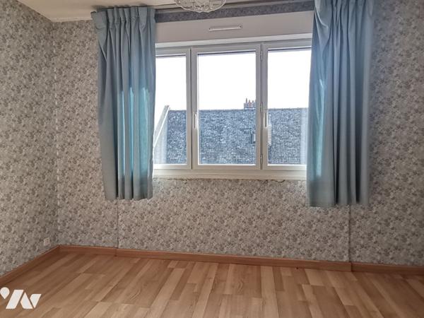 MONTFORT SUR MEU, proche centre-ville, maison de 115 m² hab., 5 chambres, grand garage