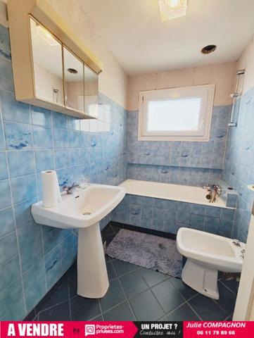 MAISON 5 CHAMBRES - TERRAIN- GARAGES ET DEPENDANCES