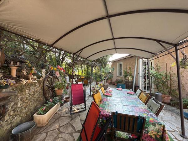 Villa avec piscine et garage à Faugères