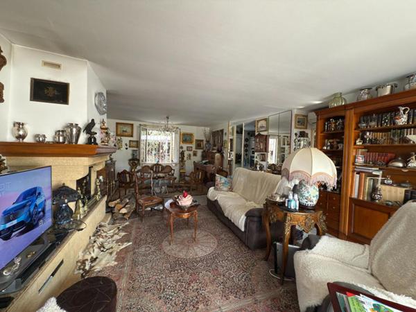 Villa avec piscine et garage à Faugères