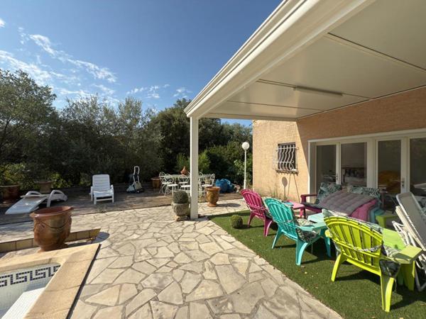 Villa avec piscine et garage à Faugères