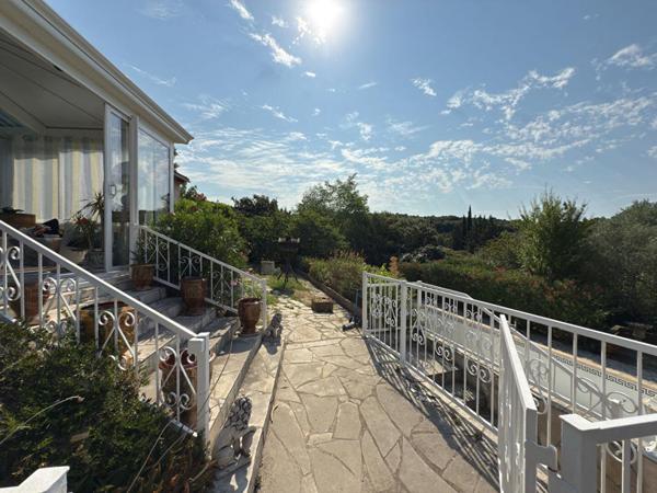 Villa avec piscine et garage à Faugères