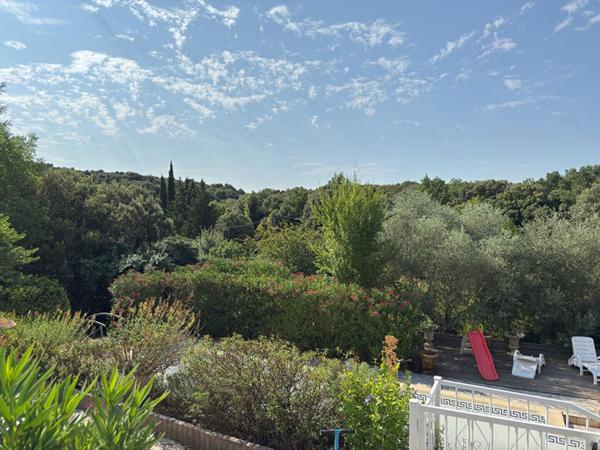 Villa avec piscine et garage à Faugères