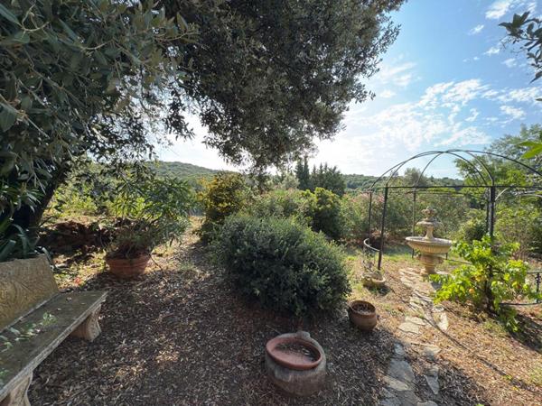 Villa avec piscine et garage à Faugères