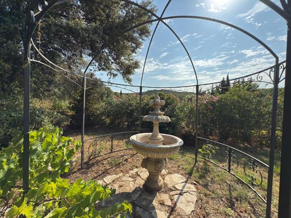 Villa avec piscine et garage à Faugères