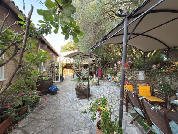 Villa avec piscine et garage à Faugères