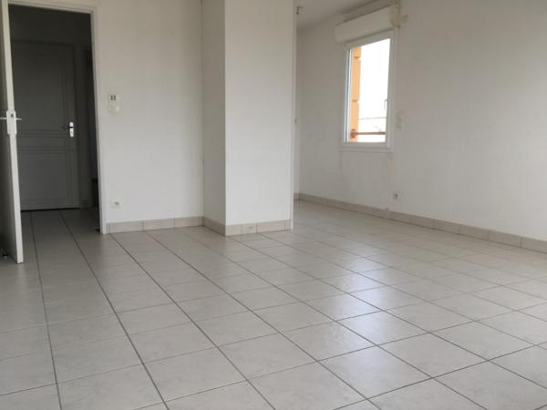 T2 cosy au dernier étage avec balcon et parking,  
Nantes 44300