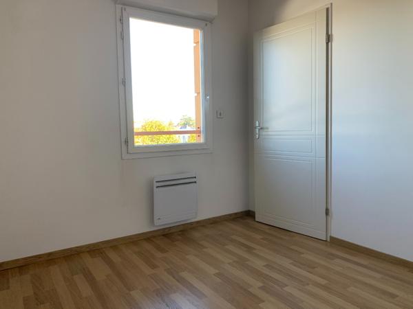 T2 cosy au dernier étage avec balcon et parking,  
Nantes 44300