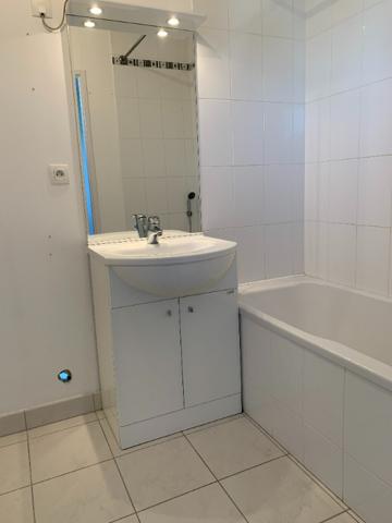 T2 cosy au dernier étage avec balcon et parking,  
Nantes 44300