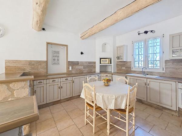 St Rémy de Provence - Mas à fort potentiel - 200 m²  avec dépendances, piscine, poolhouse, garage isolé