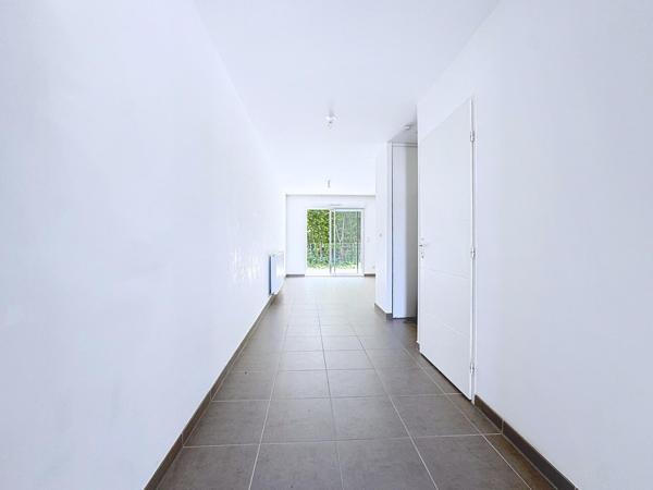 Rare à Voiron, T2 de plain-pied avec jardin et parking dans résidence récente