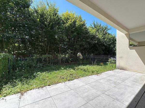 Rare à Voiron, T2 de plain-pied avec jardin et parking dans résidence récente