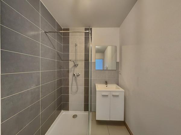 Rare à Voiron, T2 de plain-pied avec jardin et parking dans résidence récente