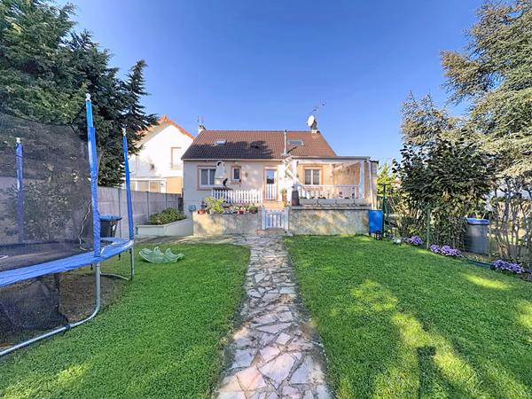 Coup de coeur ! Pavillon indépendant vivable de plain pied, dans le centre ville de Villeparisis - 5 chambres - 1 bureau - jardin et sous-sol total.