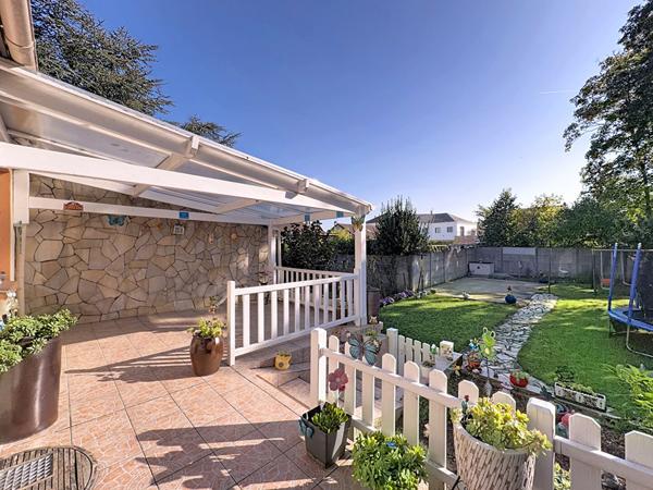 Coup de coeur ! Pavillon indépendant vivable de plain pied, dans le centre ville de Villeparisis - 5 chambres - 1 bureau - jardin et sous-sol total.