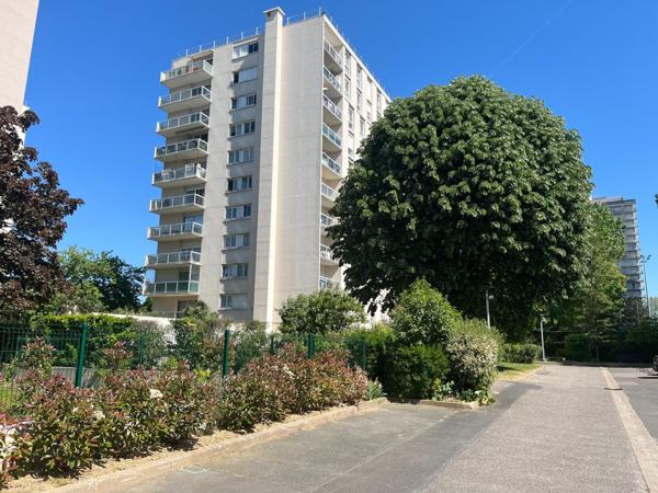 BEL APPARTEMENT ENSOLEILLÉ AVEC BALCON ET PARKING