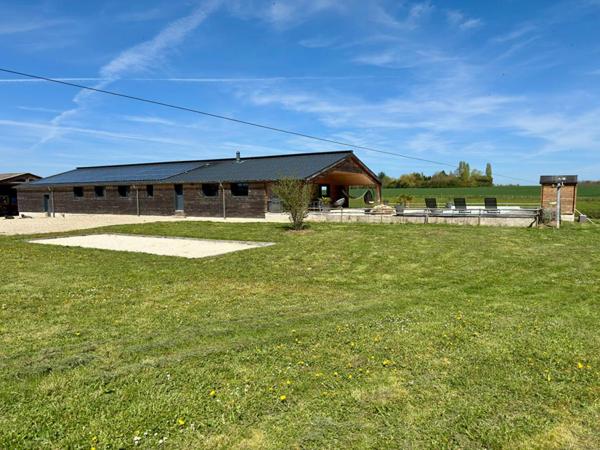 Propriété avec fort potentiel professionnel et équestre , 4,6 hectares, importantes dépendances, Saint Martin D Ordon 370 m2