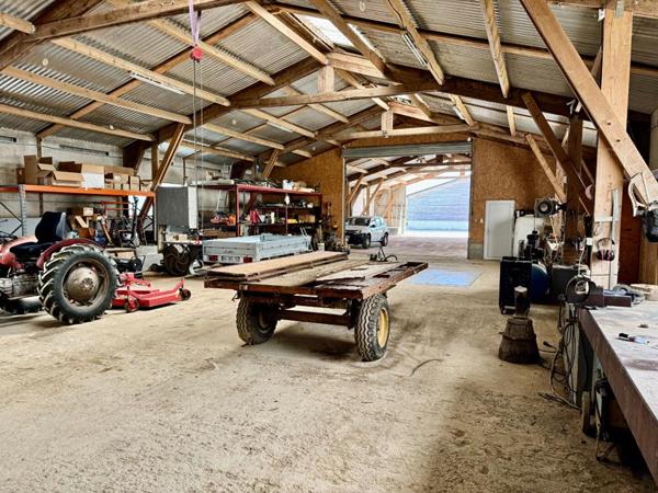 Propriété avec fort potentiel professionnel et équestre , 4,6 hectares, importantes dépendances, Saint Martin D Ordon 370 m2