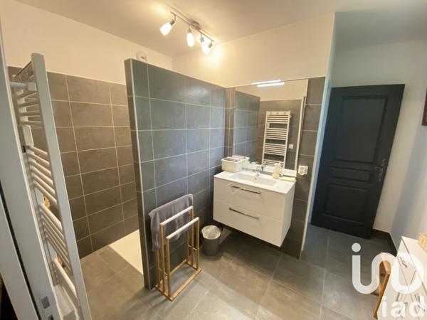 Maison 10 pièces de 244 m² à Laragne-Montéglin (05300)