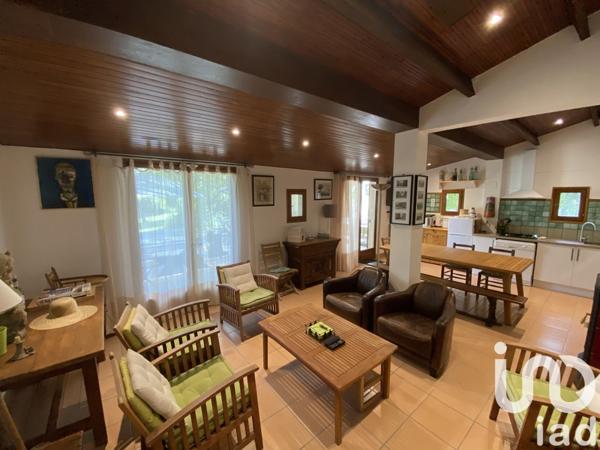 Maison 10 pièces de 244 m² à Laragne-Montéglin (05300)