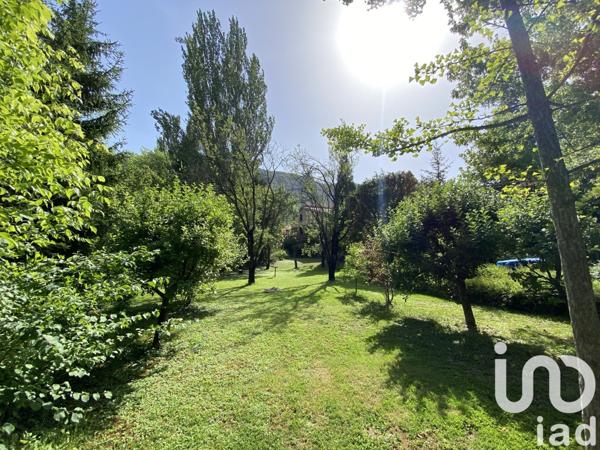 Maison 10 pièces de 244 m² à Laragne-Montéglin (05300)