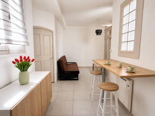* VENTE APPARTEMENT DE TYPE 2 TRÈS LUMINEUX EN DERNIER ÉTAGE SITUÉ DANS LE CENTRE-VILLE DE LA CIOTAT