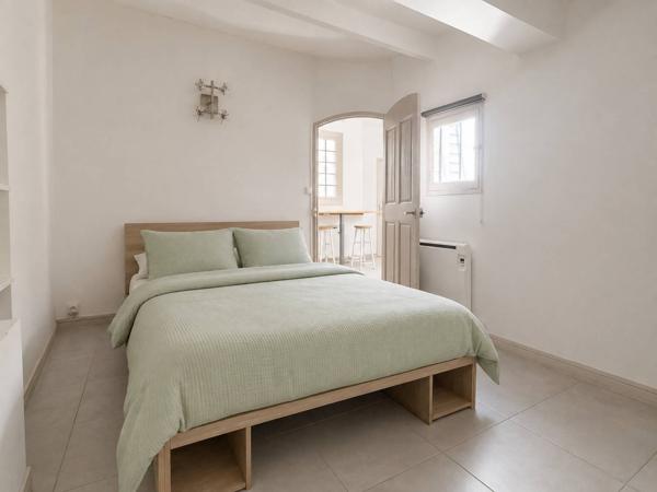 * VENTE APPARTEMENT DE TYPE 2 TRÈS LUMINEUX EN DERNIER ÉTAGE SITUÉ DANS LE CENTRE-VILLE DE LA CIOTAT