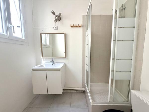 * VENTE APPARTEMENT DE TYPE 2 TRÈS LUMINEUX EN DERNIER ÉTAGE SITUÉ DANS LE CENTRE-VILLE DE LA CIOTAT