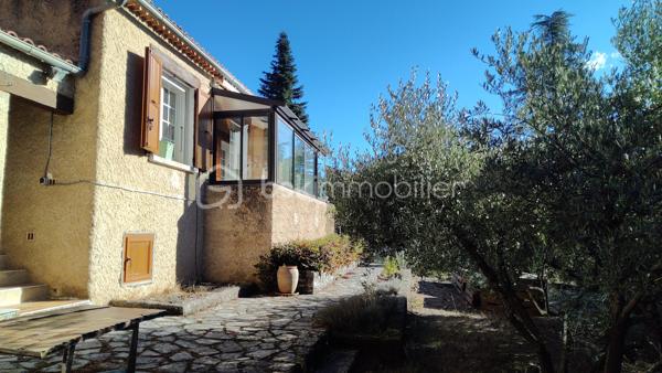 Sur les hauteurs du village de Saint-Étienne-les-Orgue, au cœur de la Provence de Giono, à deux pas des sentiers de randonnées de la montagne de Lure, vous découvrirez cette maison sans étage, construite sur vide sanitaire, offrant 65 m² habitables, plus un hall d'entrée de 8 m² non chauffé .
Une fois passé ce sas carrelé et traversant, on accède 4 marches plus haut à un salon/SAM de 20 m2 environ avec cheminée insert, une cuisine équipée entièrement neuve et sous garantie, ces 2 pièces ouvrant sur une véranda de 11m2 exposée plein SUD. Côté nuit, deux chambres exposées EST et OUEST, une salle d'eau avec douche italienne et un WC indépendant complètent la partie habitable. Le salon/SAM et la véranda sont équipées de climatisations réversibles. Les combles ont été isolés avec 25 cm de laine de verre sur un plancher béton, les murs NORD et EST de toute la maison ont été isolés par l'intérieur et les fenêtre PVC blanc ainsi que les volets en PVC imitation bois de toute la maison et du garage sont récents et de belle facture. Enfin, la toiture ne contient pas d'amiante. 
À l'extérieur, le terrain de 780 m2, clôturé et arboré, comporte une terrasse plein sud d'environ 30 m² avec point d'eau, barbecue bâti et abrité  utilisable quel que soit le temps , un garage de plus de 19 m², un carport et un abri à bois de plus de 5 m²font de cette maison où il suffit de poser ses valises, un lieu de vie à l'année comme en vacances absolument paisible et reposant qui ravira les amateurs de calme et de nature..
 Située entre Manosque et Sisteron, à 20 mn de Forcalquier ce coin de paradis dispose de toutes les commodités – commerces (boulangerie, épiceries, boucherie, tabac, opticien, esthétique, coiffeurs, restaurants), école, centre de soins avec 3 médecins généralistes, Kiné, dentiste, pharmacie, ostéopathes, et bien d'autres... Une  crèche municipale est en construction, un bureau de poste, un distributeur de billets ainsi que des services publics et des associatifs nombreux et dynamiques (culture, sport, loisirs) grâce à la médiathèque et la communauté de commune en font un lieu de vie pratique et apaisant.

Ne tardez pas à me contacter et organiser une visite!