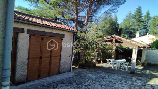 Sur les hauteurs du village de Saint-Étienne-les-Orgue, au cœur de la Provence de Giono, à deux pas des sentiers de randonnées de la montagne de Lure, vous découvrirez cette maison sans étage, construite sur vide sanitaire, offrant 65 m² habitables, plus un hall d'entrée de 8 m² non chauffé .
Une fois passé ce sas carrelé et traversant, on accède 4 marches plus haut à un salon/SAM de 20 m2 environ avec cheminée insert, une cuisine équipée entièrement neuve et sous garantie, ces 2 pièces ouvrant sur une véranda de 11m2 exposée plein SUD. Côté nuit, deux chambres exposées EST et OUEST, une salle d'eau avec douche italienne et un WC indépendant complètent la partie habitable. Le salon/SAM et la véranda sont équipées de climatisations réversibles. Les combles ont été isolés avec 25 cm de laine de verre sur un plancher béton, les murs NORD et EST de toute la maison ont été isolés par l'intérieur et les fenêtre PVC blanc ainsi que les volets en PVC imitation bois de toute la maison et du garage sont récents et de belle facture. Enfin, la toiture ne contient pas d'amiante. 
À l'extérieur, le terrain de 780 m2, clôturé et arboré, comporte une terrasse plein sud d'environ 30 m² avec point d'eau, barbecue bâti et abrité  utilisable quel que soit le temps , un garage de plus de 19 m², un carport et un abri à bois de plus de 5 m²font de cette maison où il suffit de poser ses valises, un lieu de vie à l'année comme en vacances absolument paisible et reposant qui ravira les amateurs de calme et de nature..
 Située entre Manosque et Sisteron, à 20 mn de Forcalquier ce coin de paradis dispose de toutes les commodités – commerces (boulangerie, épiceries, boucherie, tabac, opticien, esthétique, coiffeurs, restaurants), école, centre de soins avec 3 médecins généralistes, Kiné, dentiste, pharmacie, ostéopathes, et bien d'autres... Une  crèche municipale est en construction, un bureau de poste, un distributeur de billets ainsi que des services publics et des associatifs nombreux et dynamiques (culture, sport, loisirs) grâce à la médiathèque et la communauté de commune en font un lieu de vie pratique et apaisant.

Ne tardez pas à me contacter et organiser une visite!