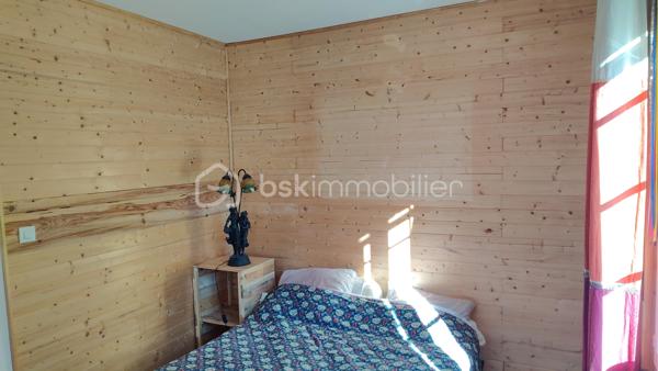 Sur les hauteurs du village de Saint-Étienne-les-Orgue, au cœur de la Provence de Giono, à deux pas des sentiers de randonnées de la montagne de Lure, vous découvrirez cette maison sans étage, construite sur vide sanitaire, offrant 65 m² habitables, plus un hall d'entrée de 8 m² non chauffé .
Une fois passé ce sas carrelé et traversant, on accède 4 marches plus haut à un salon/SAM de 20 m2 environ avec cheminée insert, une cuisine équipée entièrement neuve et sous garantie, ces 2 pièces ouvrant sur une véranda de 11m2 exposée plein SUD. Côté nuit, deux chambres exposées EST et OUEST, une salle d'eau avec douche italienne et un WC indépendant complètent la partie habitable. Le salon/SAM et la véranda sont équipées de climatisations réversibles. Les combles ont été isolés avec 25 cm de laine de verre sur un plancher béton, les murs NORD et EST de toute la maison ont été isolés par l'intérieur et les fenêtre PVC blanc ainsi que les volets en PVC imitation bois de toute la maison et du garage sont récents et de belle facture. Enfin, la toiture ne contient pas d'amiante. 
À l'extérieur, le terrain de 780 m2, clôturé et arboré, comporte une terrasse plein sud d'environ 30 m² avec point d'eau, barbecue bâti et abrité  utilisable quel que soit le temps , un garage de plus de 19 m², un carport et un abri à bois de plus de 5 m²font de cette maison où il suffit de poser ses valises, un lieu de vie à l'année comme en vacances absolument paisible et reposant qui ravira les amateurs de calme et de nature..
 Située entre Manosque et Sisteron, à 20 mn de Forcalquier ce coin de paradis dispose de toutes les commodités – commerces (boulangerie, épiceries, boucherie, tabac, opticien, esthétique, coiffeurs, restaurants), école, centre de soins avec 3 médecins généralistes, Kiné, dentiste, pharmacie, ostéopathes, et bien d'autres... Une  crèche municipale est en construction, un bureau de poste, un distributeur de billets ainsi que des services publics et des associatifs nombreux et dynamiques (culture, sport, loisirs) grâce à la médiathèque et la communauté de commune en font un lieu de vie pratique et apaisant.

Ne tardez pas à me contacter et organiser une visite!