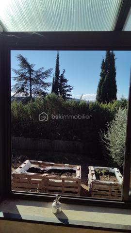Sur les hauteurs du village de Saint-Étienne-les-Orgue, au cœur de la Provence de Giono, à deux pas des sentiers de randonnées de la montagne de Lure, vous découvrirez cette maison sans étage, construite sur vide sanitaire, offrant 65 m² habitables, plus un hall d'entrée de 8 m² non chauffé .
Une fois passé ce sas carrelé et traversant, on accède 4 marches plus haut à un salon/SAM de 20 m2 environ avec cheminée insert, une cuisine équipée entièrement neuve et sous garantie, ces 2 pièces ouvrant sur une véranda de 11m2 exposée plein SUD. Côté nuit, deux chambres exposées EST et OUEST, une salle d'eau avec douche italienne et un WC indépendant complètent la partie habitable. Le salon/SAM et la véranda sont équipées de climatisations réversibles. Les combles ont été isolés avec 25 cm de laine de verre sur un plancher béton, les murs NORD et EST de toute la maison ont été isolés par l'intérieur et les fenêtre PVC blanc ainsi que les volets en PVC imitation bois de toute la maison et du garage sont récents et de belle facture. Enfin, la toiture ne contient pas d'amiante. 
À l'extérieur, le terrain de 780 m2, clôturé et arboré, comporte une terrasse plein sud d'environ 30 m² avec point d'eau, barbecue bâti et abrité  utilisable quel que soit le temps , un garage de plus de 19 m², un carport et un abri à bois de plus de 5 m²font de cette maison où il suffit de poser ses valises, un lieu de vie à l'année comme en vacances absolument paisible et reposant qui ravira les amateurs de calme et de nature..
 Située entre Manosque et Sisteron, à 20 mn de Forcalquier ce coin de paradis dispose de toutes les commodités – commerces (boulangerie, épiceries, boucherie, tabac, opticien, esthétique, coiffeurs, restaurants), école, centre de soins avec 3 médecins généralistes, Kiné, dentiste, pharmacie, ostéopathes, et bien d'autres... Une  crèche municipale est en construction, un bureau de poste, un distributeur de billets ainsi que des services publics et des associatifs nombreux et dynamiques (culture, sport, loisirs) grâce à la médiathèque et la communauté de commune en font un lieu de vie pratique et apaisant.

Ne tardez pas à me contacter et organiser une visite!