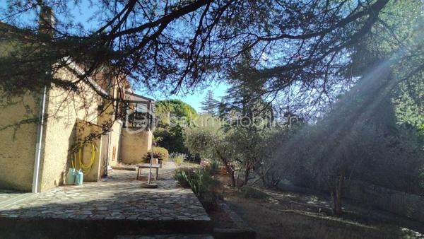 Sur les hauteurs du village de Saint-Étienne-les-Orgue, au cœur de la Provence de Giono, à deux pas des sentiers de randonnées de la montagne de Lure, vous découvrirez cette maison sans étage, construite sur vide sanitaire, offrant 65 m² habitables, plus un hall d'entrée de 8 m² non chauffé .
Une fois passé ce sas carrelé et traversant, on accède 4 marches plus haut à un salon/SAM de 20 m2 environ avec cheminée insert, une cuisine équipée entièrement neuve et sous garantie, ces 2 pièces ouvrant sur une véranda de 11m2 exposée plein SUD. Côté nuit, deux chambres exposées EST et OUEST, une salle d'eau avec douche italienne et un WC indépendant complètent la partie habitable. Le salon/SAM et la véranda sont équipées de climatisations réversibles. Les combles ont été isolés avec 25 cm de laine de verre sur un plancher béton, les murs NORD et EST de toute la maison ont été isolés par l'intérieur et les fenêtre PVC blanc ainsi que les volets en PVC imitation bois de toute la maison et du garage sont récents et de belle facture. Enfin, la toiture ne contient pas d'amiante. 
À l'extérieur, le terrain de 780 m2, clôturé et arboré, comporte une terrasse plein sud d'environ 30 m² avec point d'eau, barbecue bâti et abrité  utilisable quel que soit le temps , un garage de plus de 19 m², un carport et un abri à bois de plus de 5 m²font de cette maison où il suffit de poser ses valises, un lieu de vie à l'année comme en vacances absolument paisible et reposant qui ravira les amateurs de calme et de nature..
 Située entre Manosque et Sisteron, à 20 mn de Forcalquier ce coin de paradis dispose de toutes les commodités – commerces (boulangerie, épiceries, boucherie, tabac, opticien, esthétique, coiffeurs, restaurants), école, centre de soins avec 3 médecins généralistes, Kiné, dentiste, pharmacie, ostéopathes, et bien d'autres... Une  crèche municipale est en construction, un bureau de poste, un distributeur de billets ainsi que des services publics et des associatifs nombreux et dynamiques (culture, sport, loisirs) grâce à la médiathèque et la communauté de commune en font un lieu de vie pratique et apaisant.

Ne tardez pas à me contacter et organiser une visite!