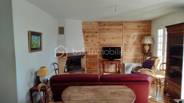 Sur les hauteurs du village de Saint-Étienne-les-Orgue, au cœur de la Provence de Giono, à deux pas des sentiers de randonnées de la montagne de Lure, vous découvrirez cette maison sans étage, construite sur vide sanitaire, offrant 65 m² habitables, plus un hall d'entrée de 8 m² non chauffé .
Une fois passé ce sas carrelé et traversant, on accède 4 marches plus haut à un salon/SAM de 20 m2 environ avec cheminée insert, une cuisine équipée entièrement neuve et sous garantie, ces 2 pièces ouvrant sur une véranda de 11m2 exposée plein SUD. Côté nuit, deux chambres exposées EST et OUEST, une salle d'eau avec douche italienne et un WC indépendant complètent la partie habitable. Le salon/SAM et la véranda sont équipées de climatisations réversibles. Les combles ont été isolés avec 25 cm de laine de verre sur un plancher béton, les murs NORD et EST de toute la maison ont été isolés par l'intérieur et les fenêtre PVC blanc ainsi que les volets en PVC imitation bois de toute la maison et du garage sont récents et de belle facture. Enfin, la toiture ne contient pas d'amiante. 
À l'extérieur, le terrain de 780 m2, clôturé et arboré, comporte une terrasse plein sud d'environ 30 m² avec point d'eau, barbecue bâti et abrité  utilisable quel que soit le temps , un garage de plus de 19 m², un carport et un abri à bois de plus de 5 m²font de cette maison où il suffit de poser ses valises, un lieu de vie à l'année comme en vacances absolument paisible et reposant qui ravira les amateurs de calme et de nature..
 Située entre Manosque et Sisteron, à 20 mn de Forcalquier ce coin de paradis dispose de toutes les commodités – commerces (boulangerie, épiceries, boucherie, tabac, opticien, esthétique, coiffeurs, restaurants), école, centre de soins avec 3 médecins généralistes, Kiné, dentiste, pharmacie, ostéopathes, et bien d'autres... Une  crèche municipale est en construction, un bureau de poste, un distributeur de billets ainsi que des services publics et des associatifs nombreux et dynamiques (culture, sport, loisirs) grâce à la médiathèque et la communauté de commune en font un lieu de vie pratique et apaisant.

Ne tardez pas à me contacter et organiser une visite!