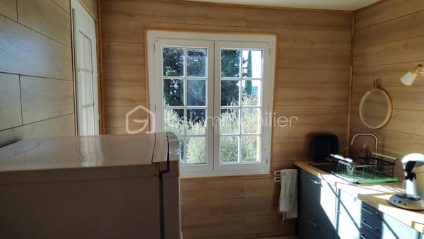 Sur les hauteurs du village de Saint-Étienne-les-Orgue, au cœur de la Provence de Giono, à deux pas des sentiers de randonnées de la montagne de Lure, vous découvrirez cette maison sans étage, construite sur vide sanitaire, offrant 65 m² habitables, plus un hall d'entrée de 8 m² non chauffé .
Une fois passé ce sas carrelé et traversant, on accède 4 marches plus haut à un salon/SAM de 20 m2 environ avec cheminée insert, une cuisine équipée entièrement neuve et sous garantie, ces 2 pièces ouvrant sur une véranda de 11m2 exposée plein SUD. Côté nuit, deux chambres exposées EST et OUEST, une salle d'eau avec douche italienne et un WC indépendant complètent la partie habitable. Le salon/SAM et la véranda sont équipées de climatisations réversibles. Les combles ont été isolés avec 25 cm de laine de verre sur un plancher béton, les murs NORD et EST de toute la maison ont été isolés par l'intérieur et les fenêtre PVC blanc ainsi que les volets en PVC imitation bois de toute la maison et du garage sont récents et de belle facture. Enfin, la toiture ne contient pas d'amiante. 
À l'extérieur, le terrain de 780 m2, clôturé et arboré, comporte une terrasse plein sud d'environ 30 m² avec point d'eau, barbecue bâti et abrité  utilisable quel que soit le temps , un garage de plus de 19 m², un carport et un abri à bois de plus de 5 m²font de cette maison où il suffit de poser ses valises, un lieu de vie à l'année comme en vacances absolument paisible et reposant qui ravira les amateurs de calme et de nature..
 Située entre Manosque et Sisteron, à 20 mn de Forcalquier ce coin de paradis dispose de toutes les commodités – commerces (boulangerie, épiceries, boucherie, tabac, opticien, esthétique, coiffeurs, restaurants), école, centre de soins avec 3 médecins généralistes, Kiné, dentiste, pharmacie, ostéopathes, et bien d'autres... Une  crèche municipale est en construction, un bureau de poste, un distributeur de billets ainsi que des services publics et des associatifs nombreux et dynamiques (culture, sport, loisirs) grâce à la médiathèque et la communauté de commune en font un lieu de vie pratique et apaisant.

Ne tardez pas à me contacter et organiser une visite!