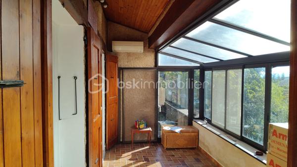 Sur les hauteurs du village de Saint-Étienne-les-Orgue, au cœur de la Provence de Giono, à deux pas des sentiers de randonnées de la montagne de Lure, vous découvrirez cette maison sans étage, construite sur vide sanitaire, offrant 65 m² habitables, plus un hall d'entrée de 8 m² non chauffé .
Une fois passé ce sas carrelé et traversant, on accède 4 marches plus haut à un salon/SAM de 20 m2 environ avec cheminée insert, une cuisine équipée entièrement neuve et sous garantie, ces 2 pièces ouvrant sur une véranda de 11m2 exposée plein SUD. Côté nuit, deux chambres exposées EST et OUEST, une salle d'eau avec douche italienne et un WC indépendant complètent la partie habitable. Le salon/SAM et la véranda sont équipées de climatisations réversibles. Les combles ont été isolés avec 25 cm de laine de verre sur un plancher béton, les murs NORD et EST de toute la maison ont été isolés par l'intérieur et les fenêtre PVC blanc ainsi que les volets en PVC imitation bois de toute la maison et du garage sont récents et de belle facture. Enfin, la toiture ne contient pas d'amiante. 
À l'extérieur, le terrain de 780 m2, clôturé et arboré, comporte une terrasse plein sud d'environ 30 m² avec point d'eau, barbecue bâti et abrité  utilisable quel que soit le temps , un garage de plus de 19 m², un carport et un abri à bois de plus de 5 m²font de cette maison où il suffit de poser ses valises, un lieu de vie à l'année comme en vacances absolument paisible et reposant qui ravira les amateurs de calme et de nature..
 Située entre Manosque et Sisteron, à 20 mn de Forcalquier ce coin de paradis dispose de toutes les commodités – commerces (boulangerie, épiceries, boucherie, tabac, opticien, esthétique, coiffeurs, restaurants), école, centre de soins avec 3 médecins généralistes, Kiné, dentiste, pharmacie, ostéopathes, et bien d'autres... Une  crèche municipale est en construction, un bureau de poste, un distributeur de billets ainsi que des services publics et des associatifs nombreux et dynamiques (culture, sport, loisirs) grâce à la médiathèque et la communauté de commune en font un lieu de vie pratique et apaisant.

Ne tardez pas à me contacter et organiser une visite!