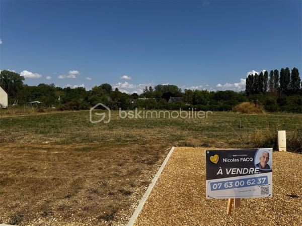 Vous avez un projet de construction ? Je propose à la vente, en exclusivité, 8 terrains à bâtir situés au sein d’un lotissement établi sur la commune de Vinon (18300). Les premières constructions ont été réalisées dès 2016 : vous vous installez ainsi dans un environnement calme, résidentiel et déjà structuré.

Caractéristiques des parcelles :
- Surfaces : Parcelles allant de 955 m² à 1170 m². Des surfaces pensées pour implanter confortablement votre maison individuelle tout en conservant un extérieur privatif agréable.
- Viabilisation : Terrains viabilisés. L’assainissement individuel est à prévoir.
- Liberté de construction : Libre choix du constructeur pour vous permettre de réaliser le projet qui correspond précisément à vos besoins et à votre budget.

Pourquoi s’implanter à Vinon ?
La commune offre un cadre de vie pratique et organisé pour les familles, avec des services essentiels à proximité :
- Scolarité : Organisation via un RPI intercommunal (maternelle, primaire et collège, avec les classes de CM1-CM2 à Vinon).
- Services aux familles : Garderie disponible de 7h30 à 18h30, cantine scolaire située à l’ESAT de Veaugues, et ramassage scolaire.
- Vie locale : Présence sur la commune d'un café-restaurant et d'un service postal.
- Localisation : Commune dynamique rattachée à la Communauté de Communes du Sancerrois, Pays Fort, Val de Loire.

En tant que mandataire, je suis à votre disposition pour vous transmettre les plans et les modalités d’acquisition de chaque lot.
Vous souhaitez obtenir des renseignements complémentaires ou organiser une visite ?
Je suis à votre entière disposition.