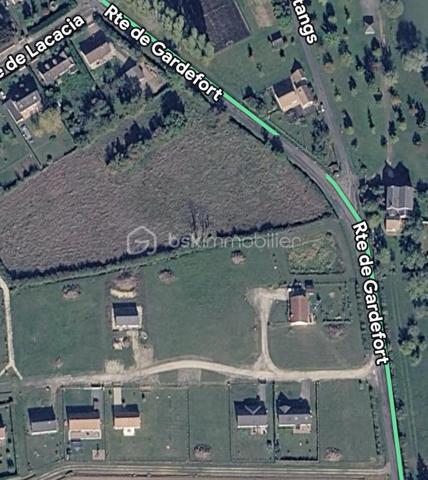 Vous avez un projet de construction ? Je propose à la vente, en exclusivité, 8 terrains à bâtir situés au sein d’un lotissement établi sur la commune de Vinon (18300). Les premières constructions ont été réalisées dès 2016 : vous vous installez ainsi dans un environnement calme, résidentiel et déjà structuré.

Caractéristiques des parcelles :
- Surfaces : Parcelles allant de 955 m² à 1170 m². Des surfaces pensées pour implanter confortablement votre maison individuelle tout en conservant un extérieur privatif agréable.
- Viabilisation : Terrains viabilisés. L’assainissement individuel est à prévoir.
- Liberté de construction : Libre choix du constructeur pour vous permettre de réaliser le projet qui correspond précisément à vos besoins et à votre budget.

Pourquoi s’implanter à Vinon ?
La commune offre un cadre de vie pratique et organisé pour les familles, avec des services essentiels à proximité :
- Scolarité : Organisation via un RPI intercommunal (maternelle, primaire et collège, avec les classes de CM1-CM2 à Vinon).
- Services aux familles : Garderie disponible de 7h30 à 18h30, cantine scolaire située à l’ESAT de Veaugues, et ramassage scolaire.
- Vie locale : Présence sur la commune d'un café-restaurant et d'un service postal.
- Localisation : Commune dynamique rattachée à la Communauté de Communes du Sancerrois, Pays Fort, Val de Loire.

En tant que mandataire, je suis à votre disposition pour vous transmettre les plans et les modalités d’acquisition de chaque lot.
Vous souhaitez obtenir des renseignements complémentaires ou organiser une visite ?
Je suis à votre entière disposition.
